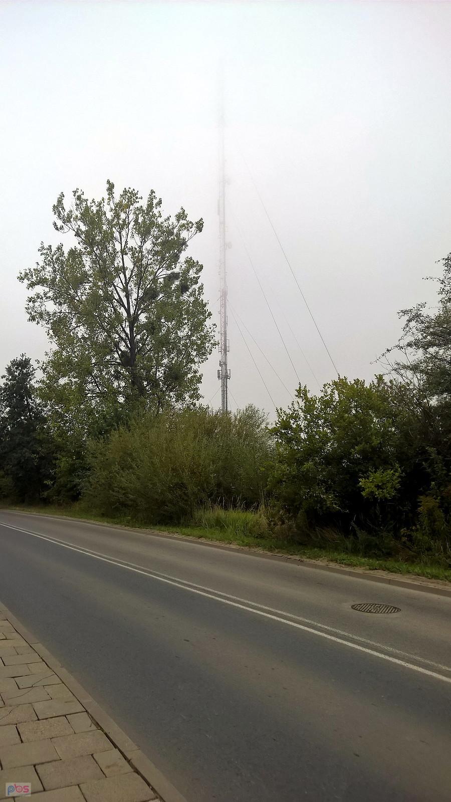 Maszt telekomunikacyjna na Warszewie w porannej mgle.