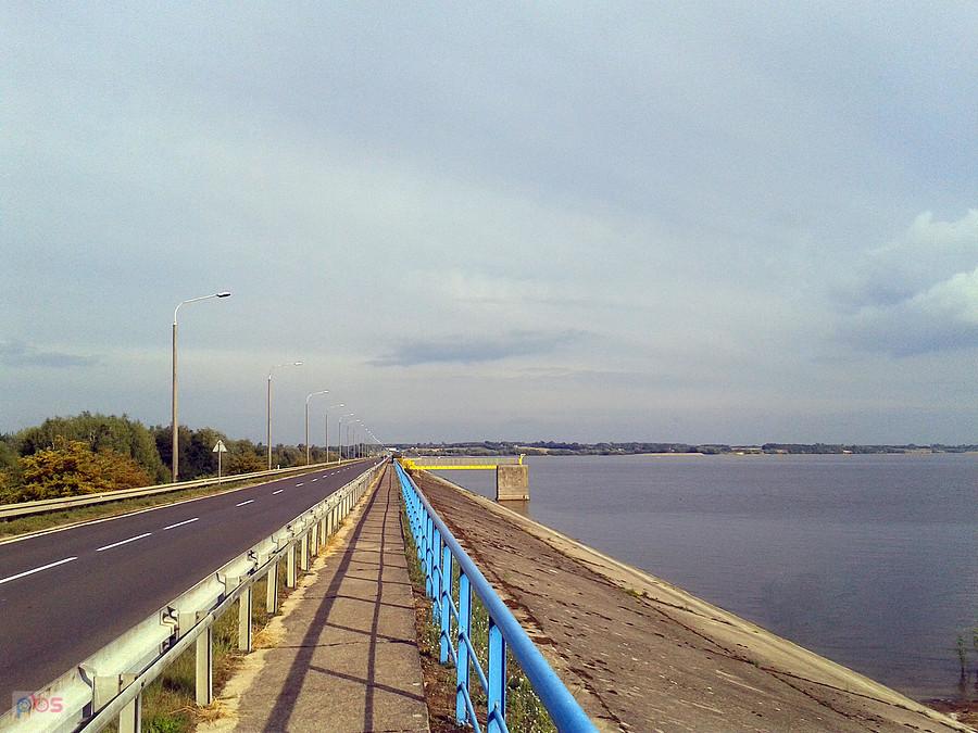 Ścieżka wzdłuż zapory. J. Jeziorsko