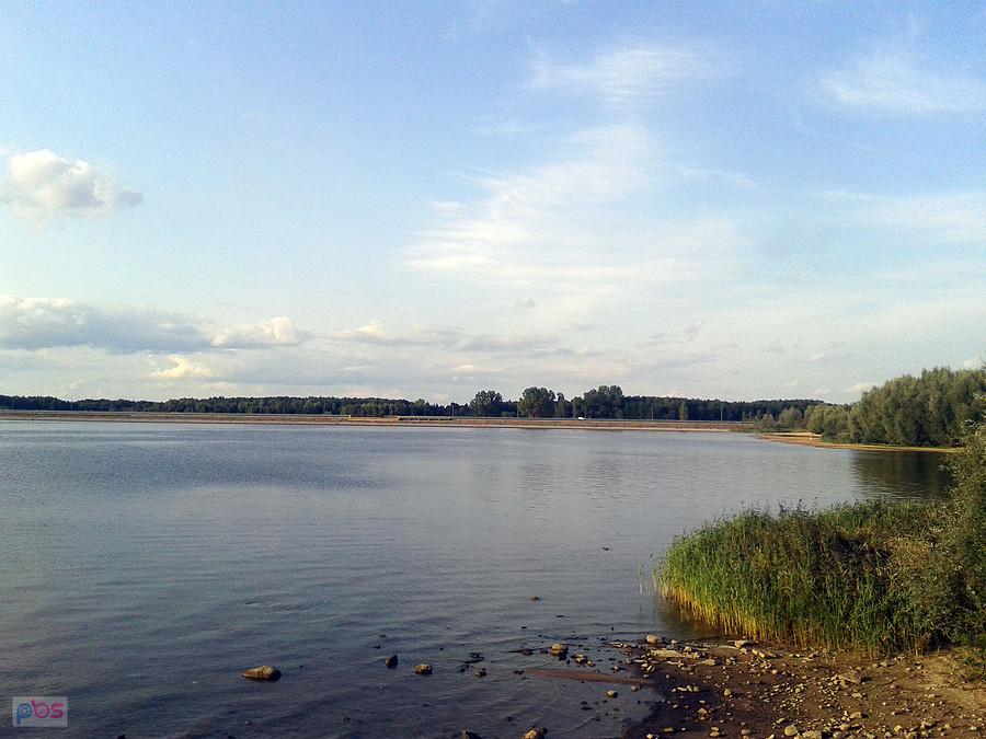 Nad brzegiem. Widok z korony wału w Siedlątkowie