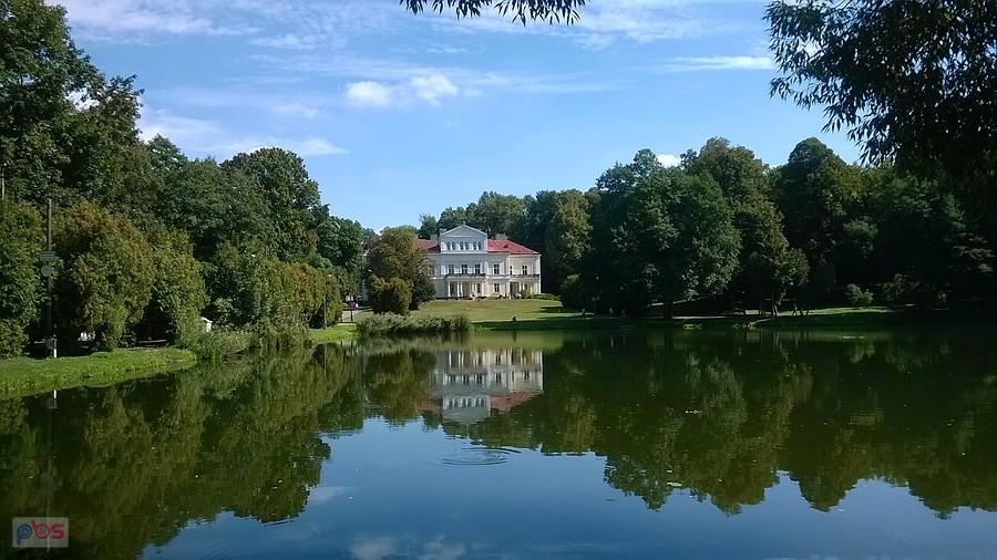 Pałac Raczyńskich w Złotym Potoku z XVIII w. nad stawem Irydion