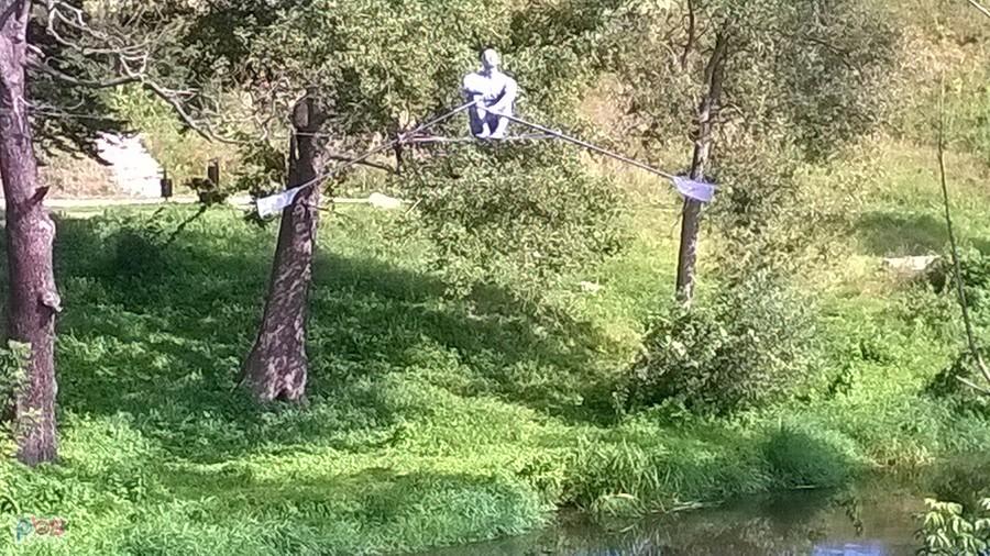 Wiszący wioślarz nad Wartą w Mstowie