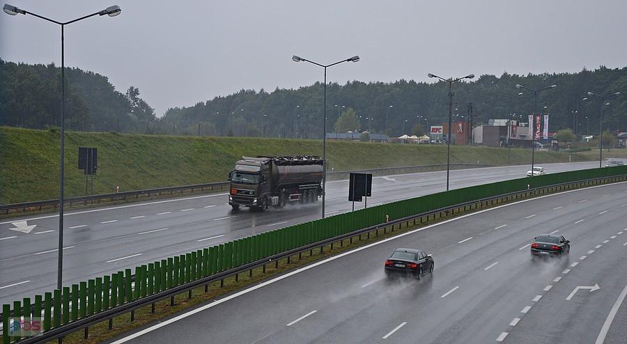 Samochody w strugach deszczu na A4