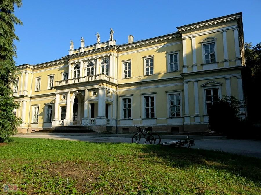 Pałac w Chroberzy z 1850r.