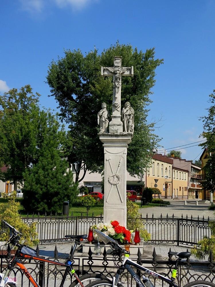 Krzyż na środku rynku w Skalbmierzy