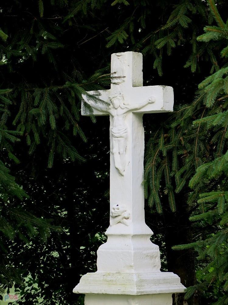 Mozgawa - przed białym krzyżem z czaszką
