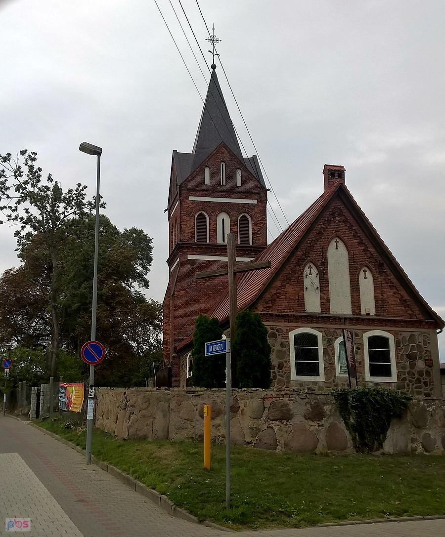 Bezrzecze i miejscowy kościół.