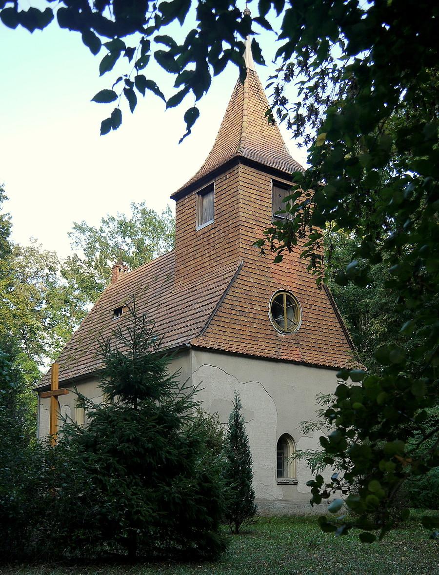 Nowy Dwór - maleńki kościółek na skraju parku