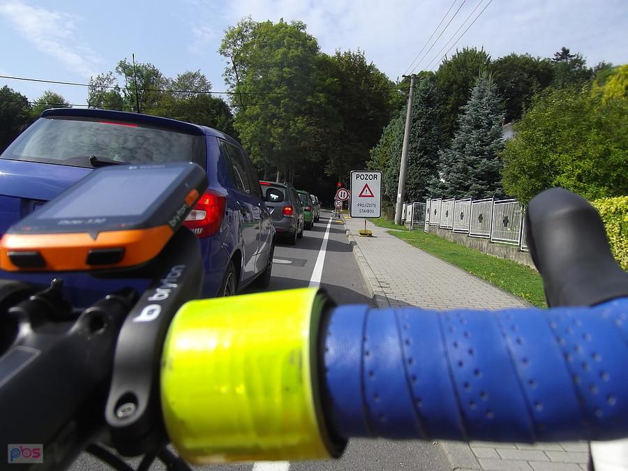 Na podjeździe w Šilheřovicach wylewają nowy asfalt.