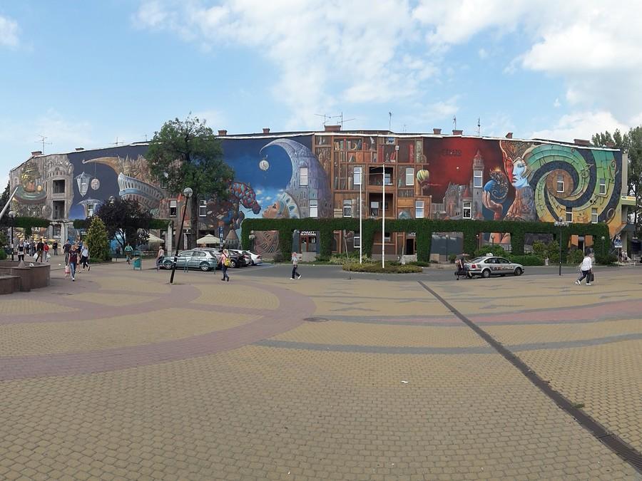 Mural Tomasza Sętowskiego przy dworcu PKP w Częstochowie w całej okazałości.