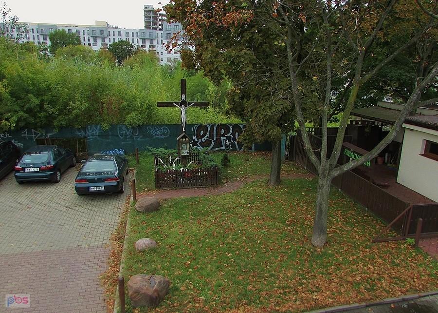 Krzyż na rogu Chełmskiej i Czerniakowskiej