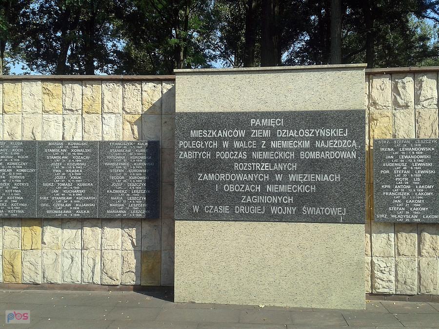 Tablica na pomniku