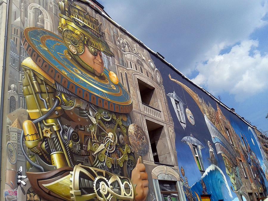Strażnik czasu, mural na kamienicy przy dworcu PKP