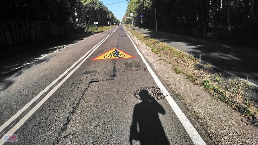 Odcinek pomiędzy Izabelinem, a Truskawiem. Znak na drodze, a obok nowa asfaltowa droga dla rowerów
