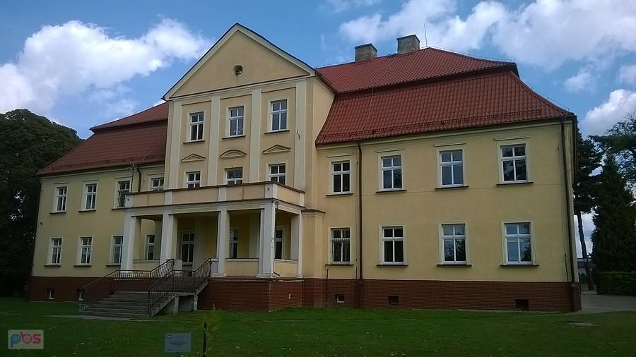 Pałac rodziny von Aulock z początku XIX w. w Kochanowicach. Od 1932 r. służy jako szkoła.