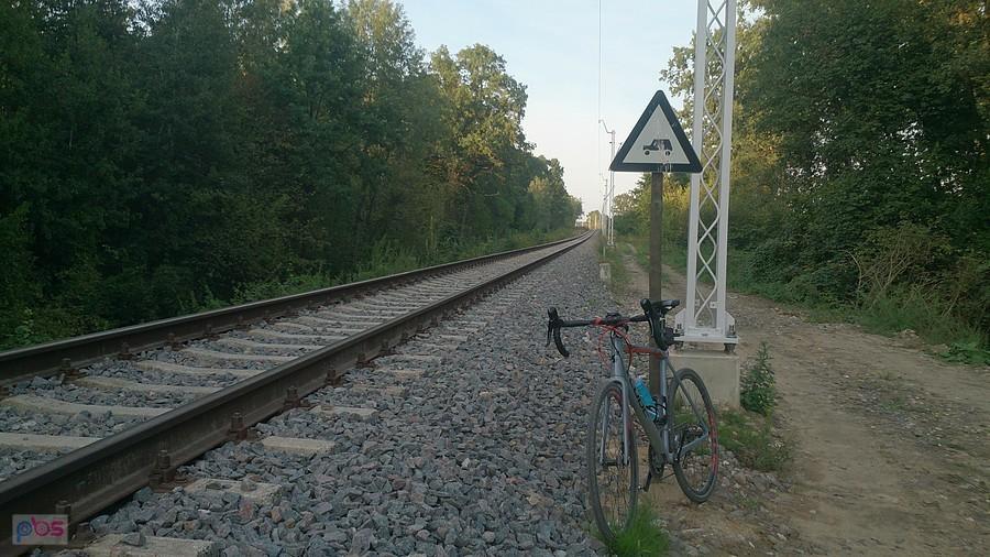 Droga równoległa do torów