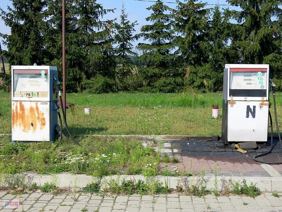 Stara, nieczynna stacja benzynowa