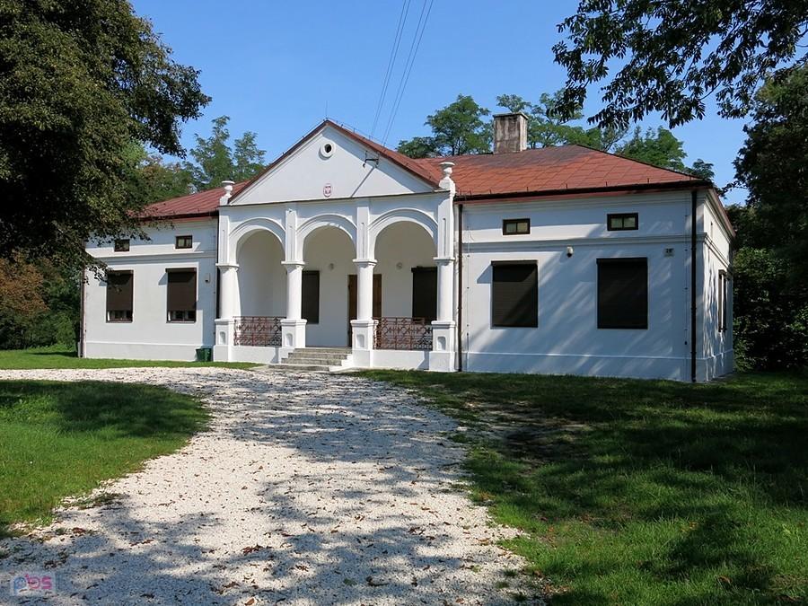 Dworek w parku