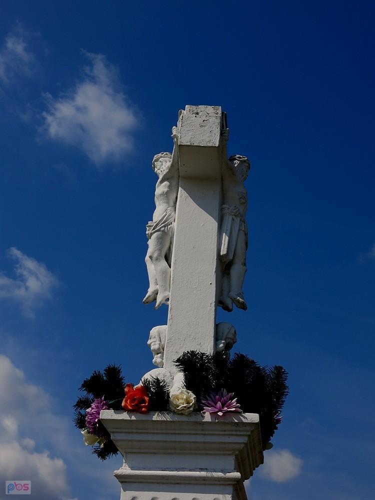 Z dwóch stron krzyża