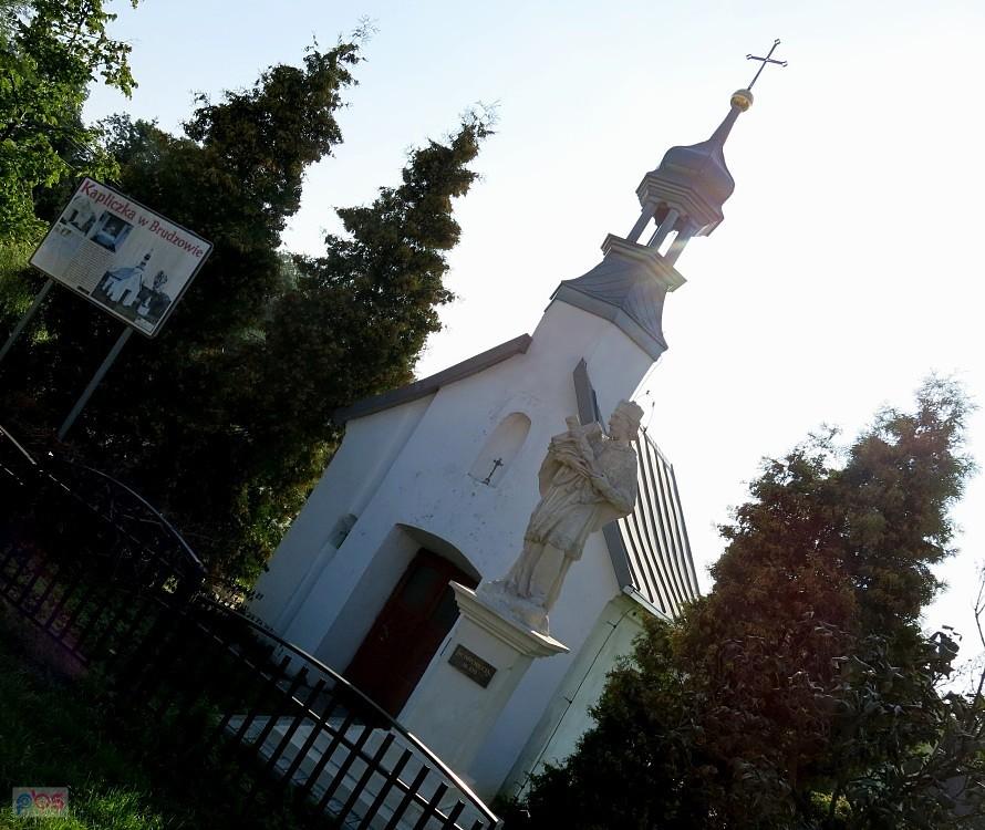 Przed kapliczką w Brudzewie - okolica Morawicy
