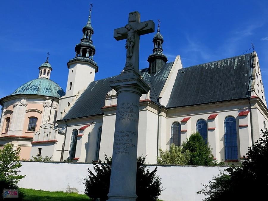 Przed kościołem jest i czaszka