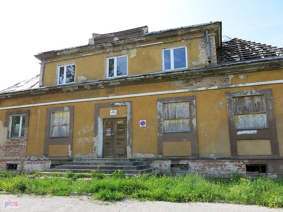 Stary budynek na skrzyżowaniu w Chałupkach