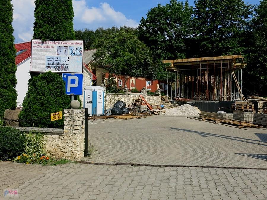Przed Ośrodkiem Garncarstwa w Chałupkach