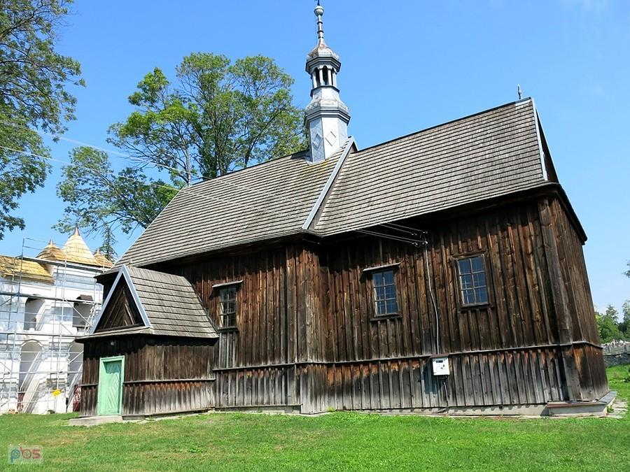 Chomentów - na terenie drewnianego kościoła
