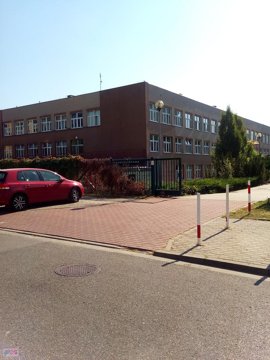 Budynek szkoły na Rozłogi