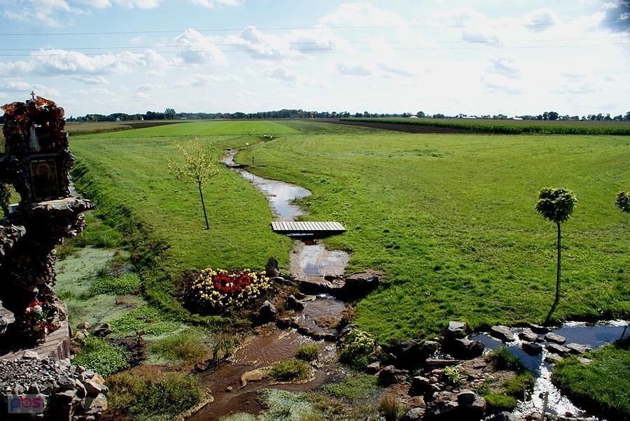 Ponoć strumyki/cieki i źródła przypominają różaniec