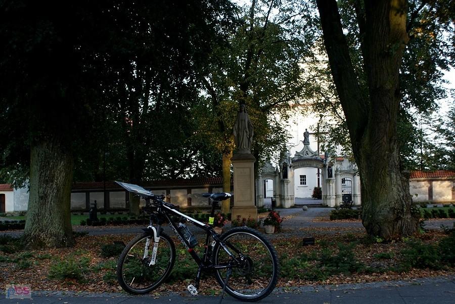 Przed Sanktuarium św. Anny w Smardzewicach