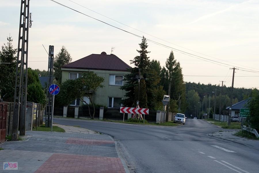 I jak tu przejść bezpiecznie na drugą stronę? Skrzyżowanie i łuk drogi.