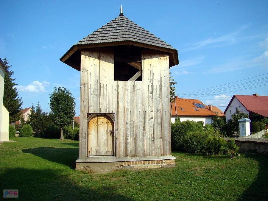 Odrestaurowana dzwonnica z XVIII w. w Goli