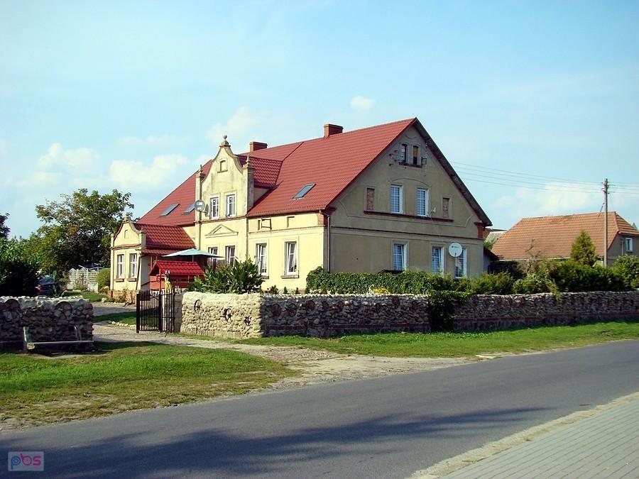 Jeden z budynków w Goli
