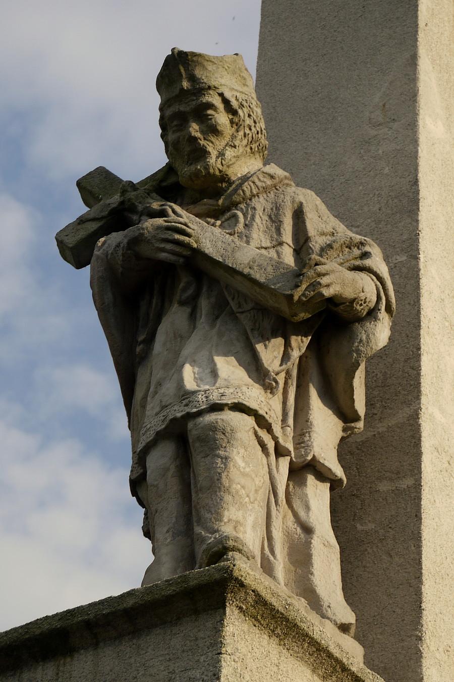 Święty z zakonu cystersów - z kolumny maryjnej w Starym Dworku