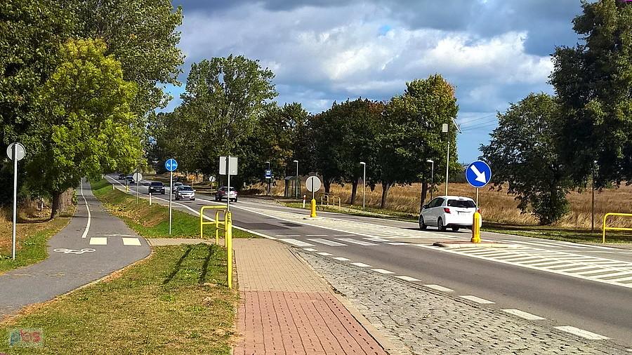 W drodze do Kołbaskowa ścieżką rowerową .