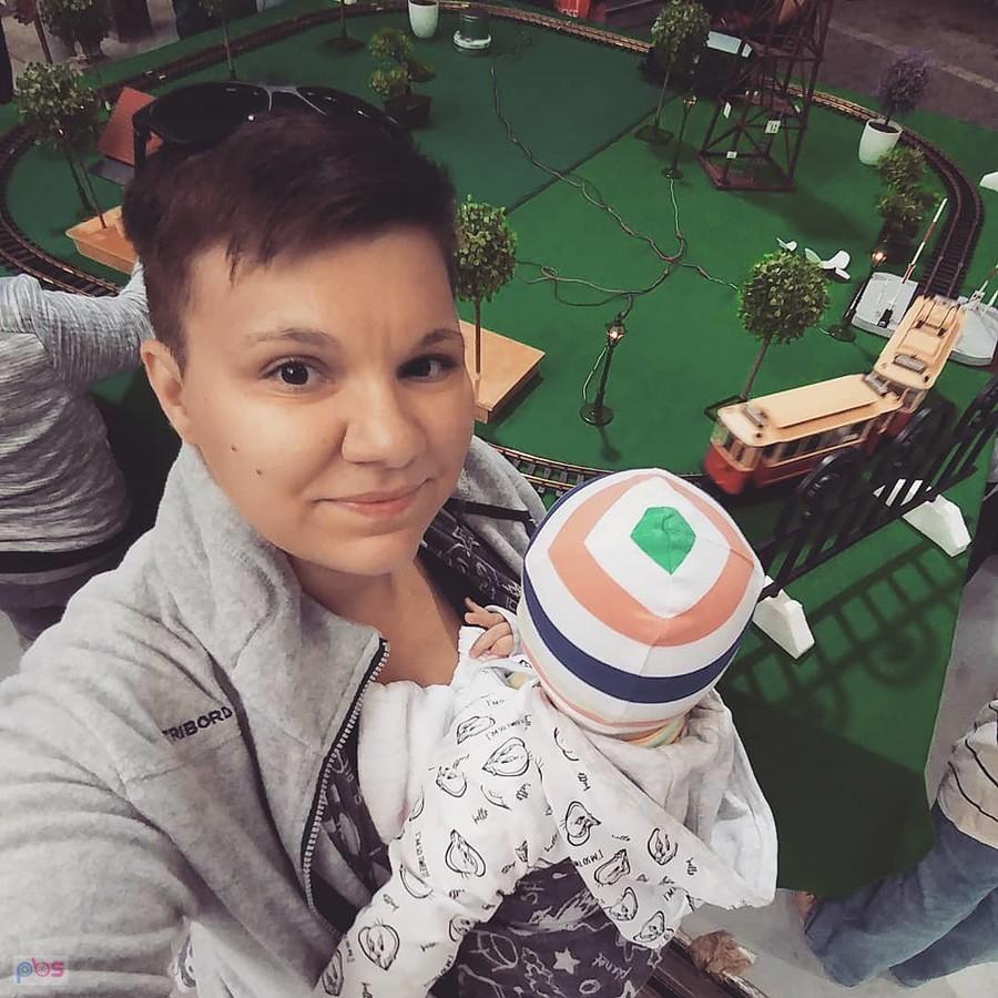 Kobieta z dzieckiem na makiecie kolejowej