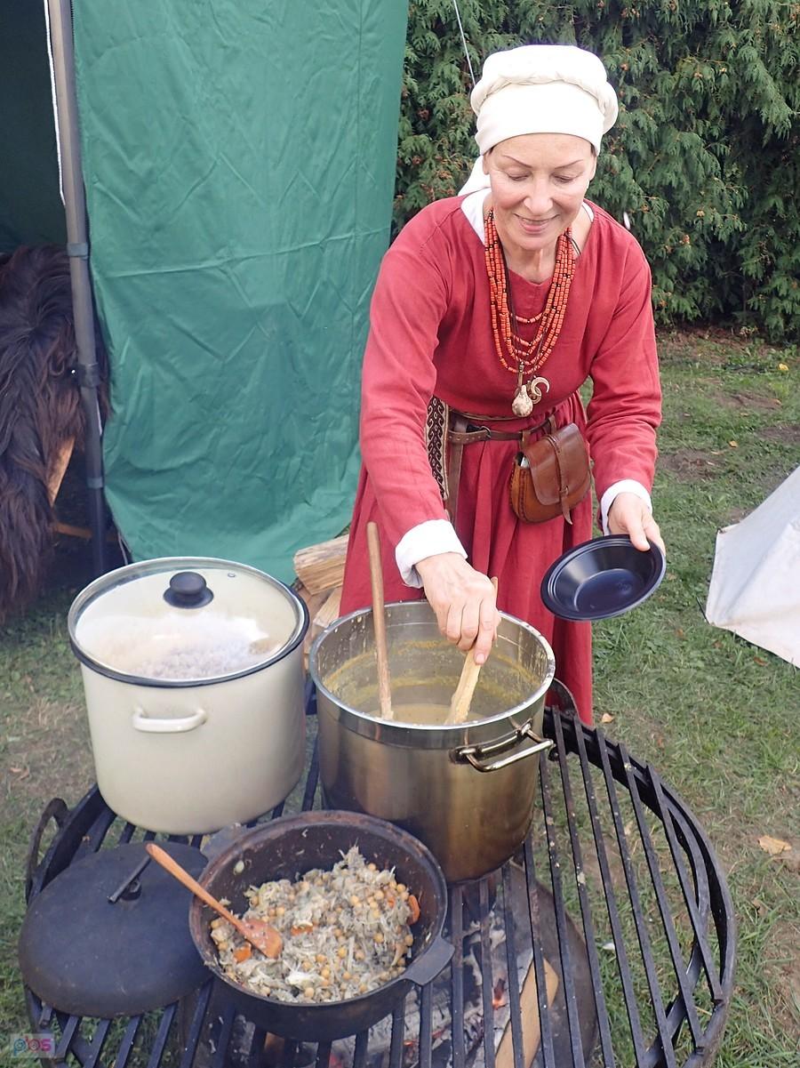 Danusia w stroju historycznym częstuje grochówką.
