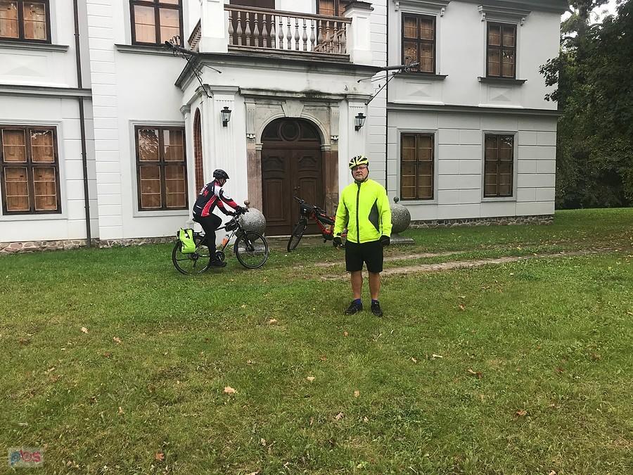 przed pałacem