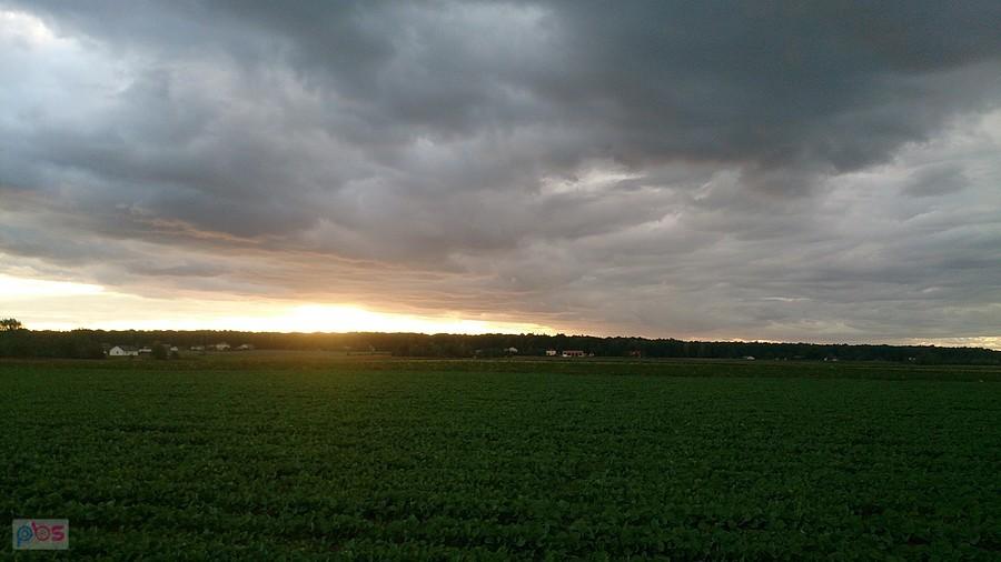 Ciemnie chmury nad polami