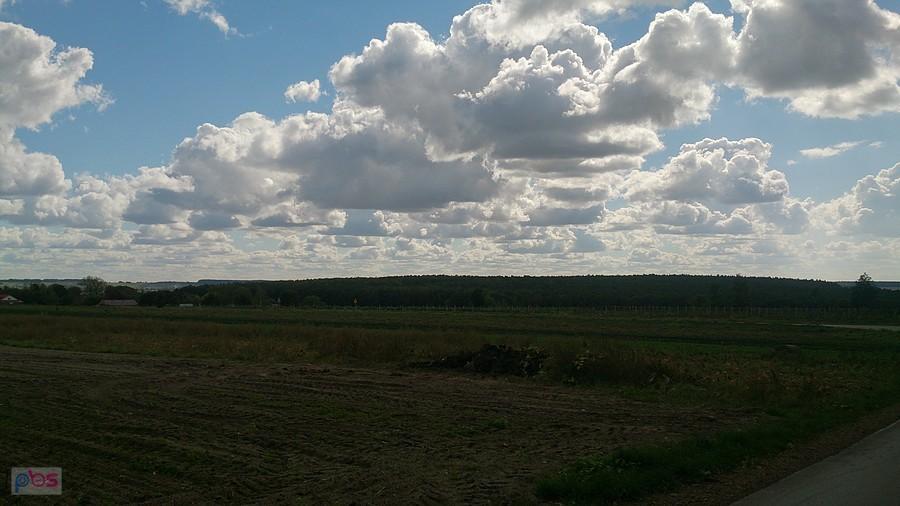 Dużo chmurek nad polami