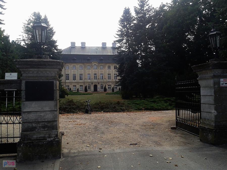 Brama pałacowa, Ciążeń