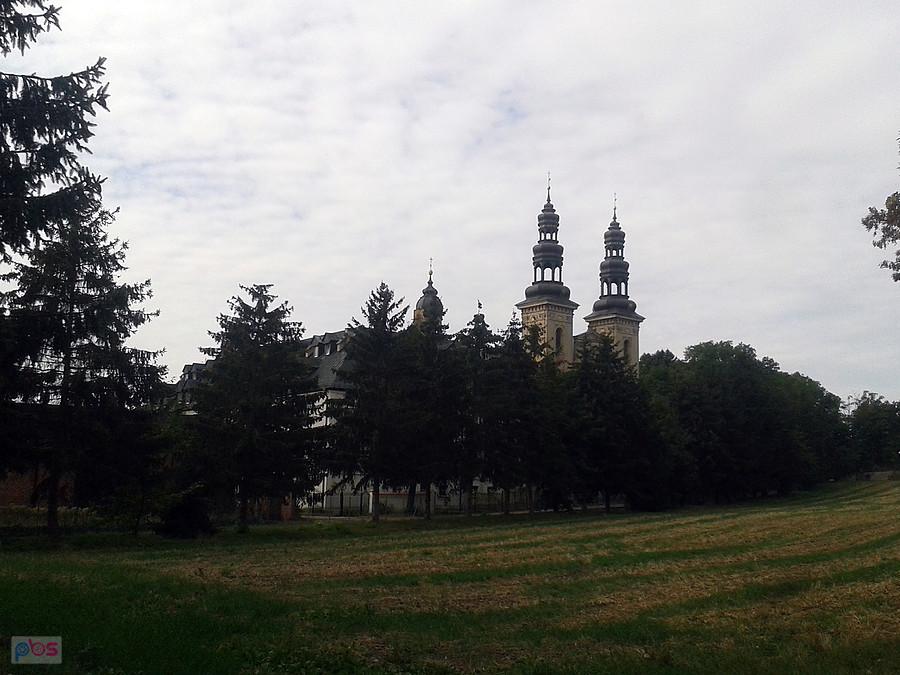 Po raz kolejny w terenie, fragment szlaku czerwonego. Widok na opactwo.