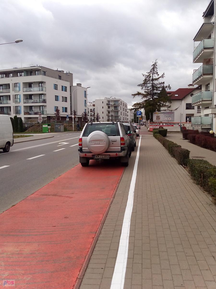 Z ddr na Batalionów Chłopskich zrobiono miejsca parkingowe