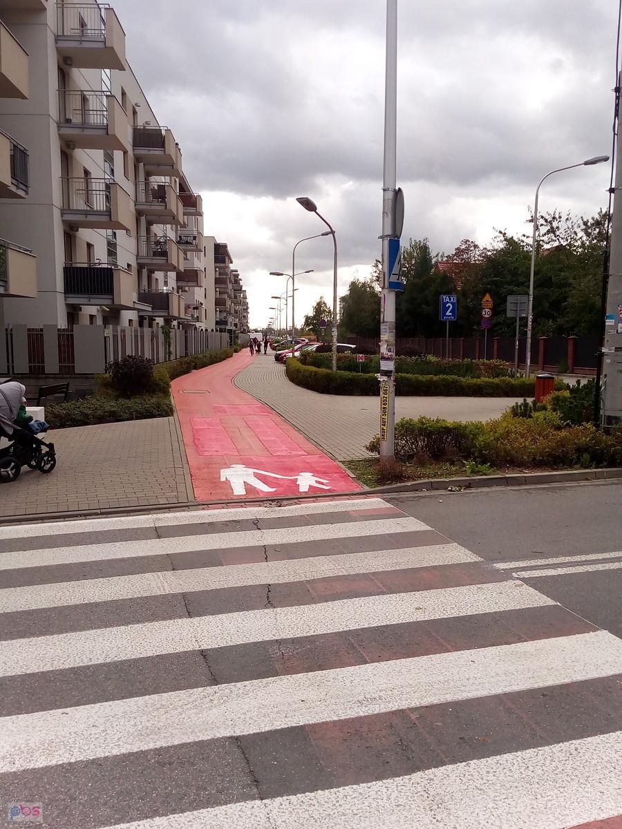 A na Rayskiego wymalowano, że teraz jest to chodnik, chociaż drugi cały czas biegnie obok