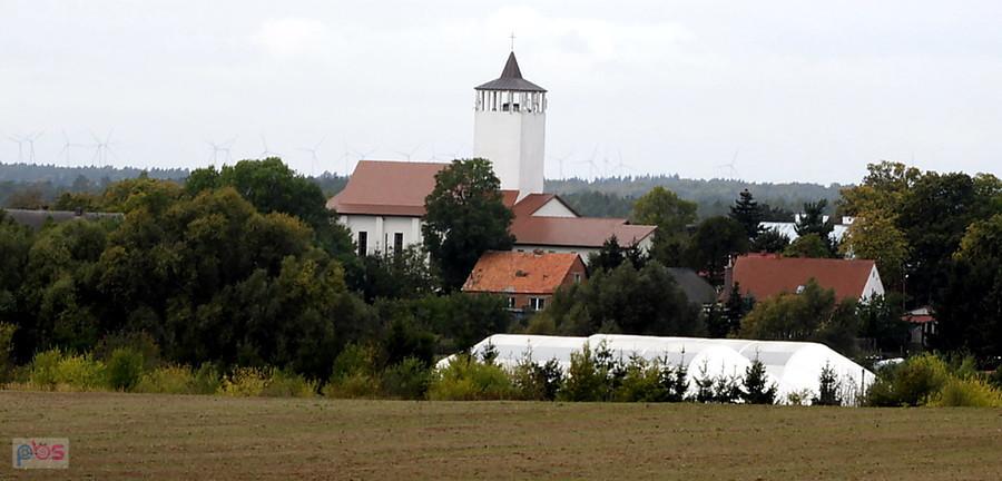 Kościół w Dołujach - w głębi niemieckie wiatraki.
