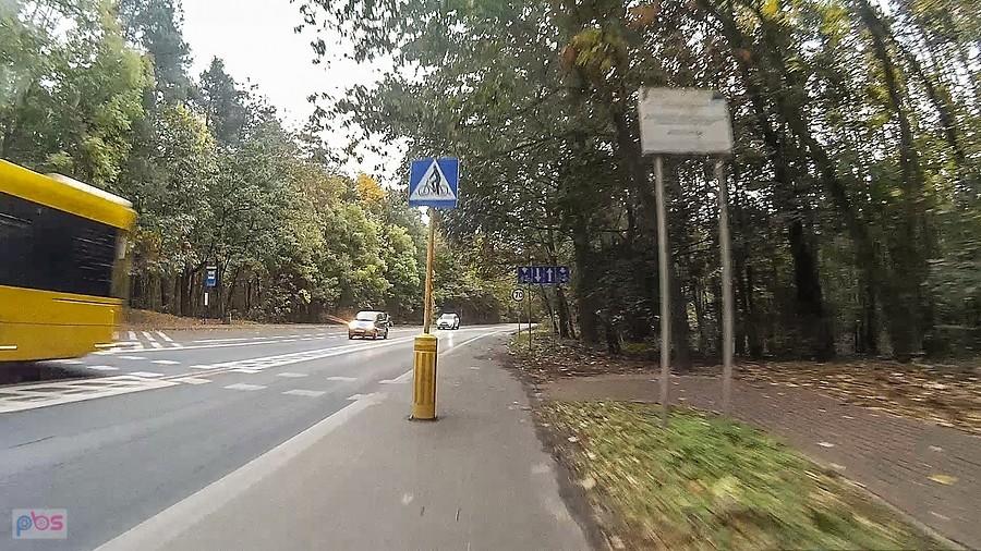Rowerzysta musi cały czas uważać na znaki ;)
