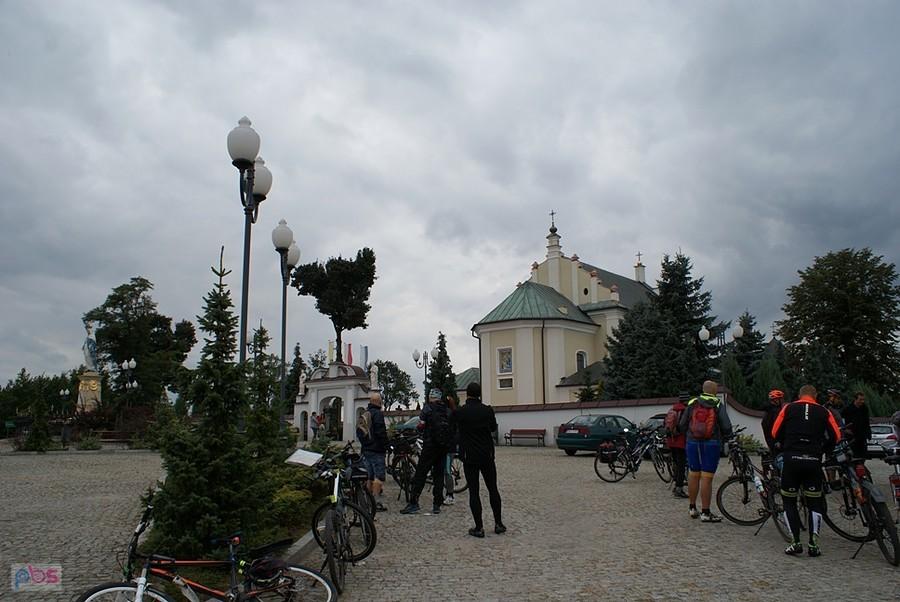Dmosin - przed kościołem i muzeum