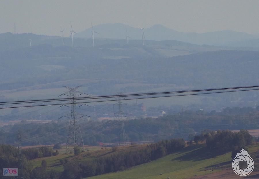 przejrzystość nienajlepsza, ale Wysokie Bieszczady widać zza wiatraków