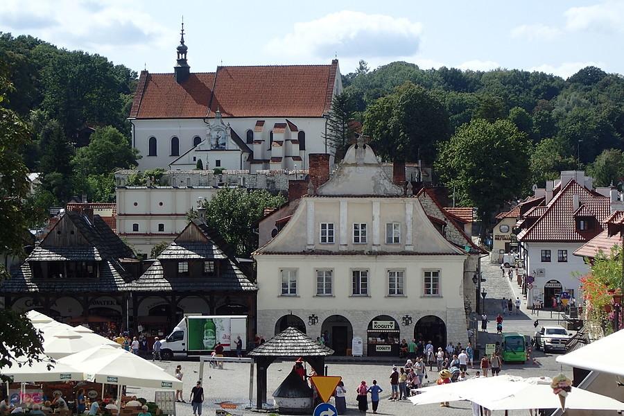 Kazimierz Dolny - widok na rynek oraz kościół p.w. Zwiastowania NMP
