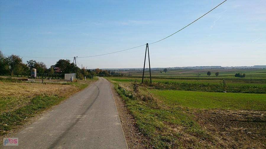 Wąski asfalt w Zosinku